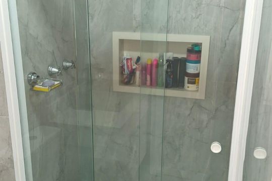 Banheiro de apartamento para alugar com 3 quartos, 75m² em Jardim Tupanci, Barueri