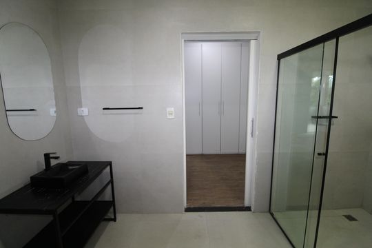 Banheiro da Suíte 2 de casa de condomínio para alugar com 4 quartos, 460m² em Urbanova, São José dos Campos