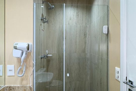 Banheiro de kitnet/studio para alugar com 1 quarto, 29m² em Campo Belo, São Paulo
