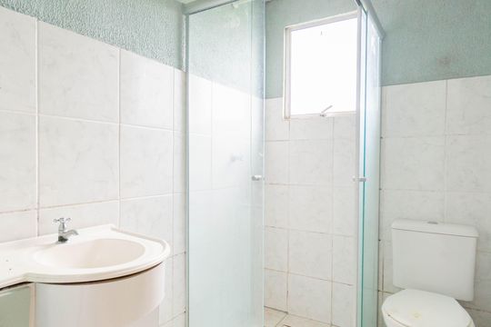 Banheiro de apartamento para alugar com 2 quartos, 50m² em Niterói, Canoas