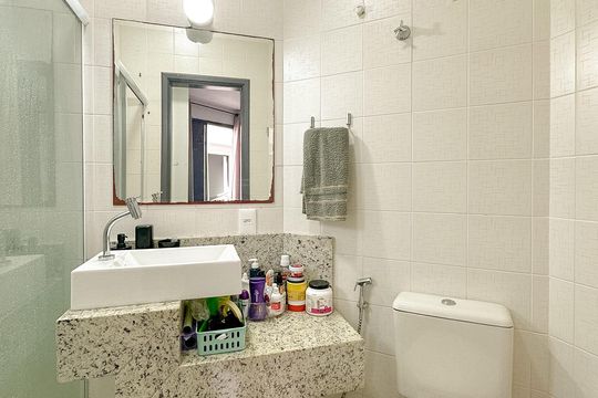 Banheiro da Suíte de casa de condomínio para alugar com 3 quartos, 112m² em Canasvieiras, Florianópolis