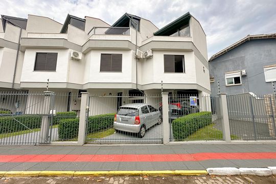 Fachada de casa de condomínio para alugar com 3 quartos, 112m² em Canasvieiras, Florianópolis