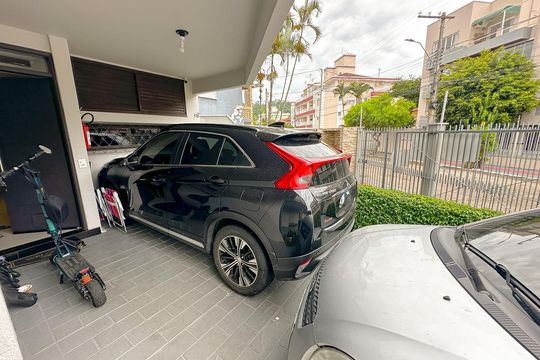 Garagem de casa de condomínio para alugar com 3 quartos, 112m² em Canasvieiras, Florianópolis