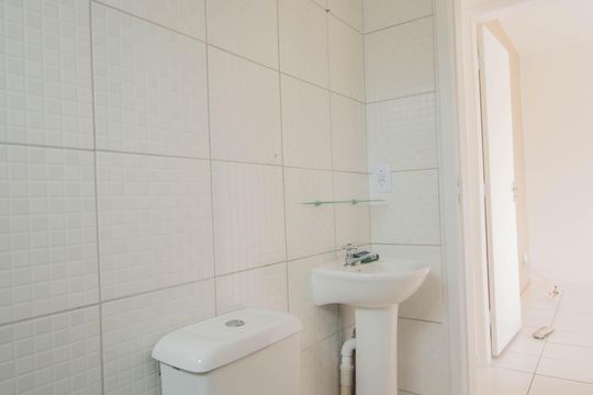 Banheiro de apartamento para alugar com 2 quartos, 50m² em Rio do Ouro, São Gonçalo