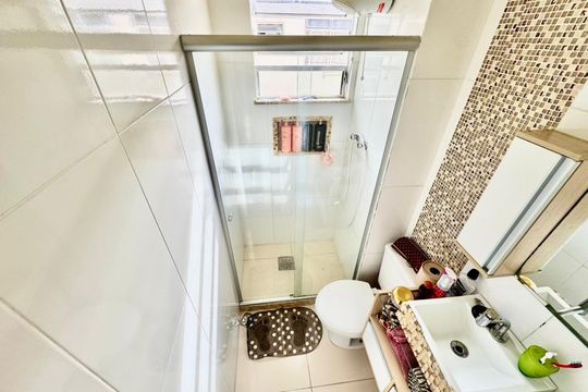 Banheiro de casa de condomínio para alugar com 2 quartos, 55m² em Taquara, Rio de Janeiro