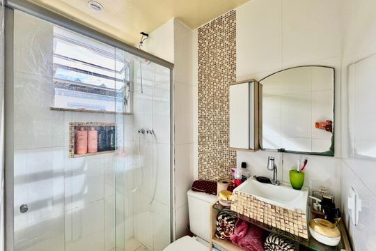 Banheiro de casa de condomínio para alugar com 2 quartos, 55m² em Taquara, Rio de Janeiro