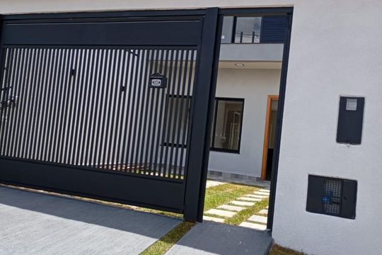 Fachada de casa de condomínio à venda com 3 quartos, 150m² em Alphaville, Santana de Parnaíba