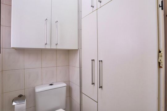 Banheiro de serviço de apartamento à venda com 4 quartos, 90m² em Vila Regente Feijó, São Paulo