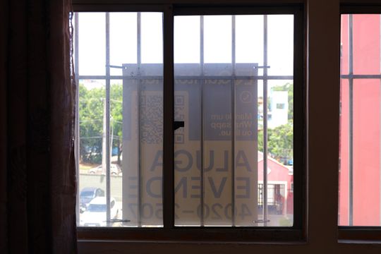 Placa instalada na janela da sala - Código da placa: LDNB-684 de apartamento à venda com 3 quartos, 59m² em Jardim Casa Pintada, São Paulo