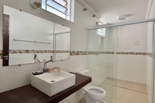 Banheiro da Suíte de casa à venda com 3 quartos, 197m² em Chácara da Barra, Campinas