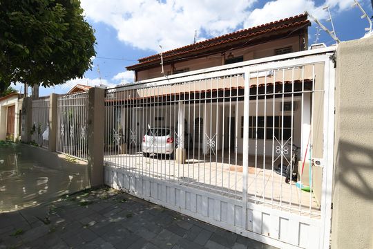Fachada de casa à venda com 4 quartos, 280m² em Jardim Santa Genebra, Campinas