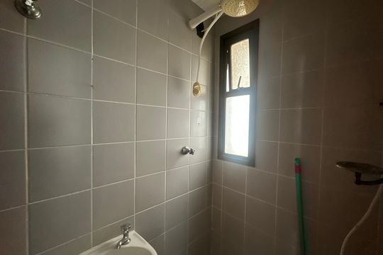 Banheiro de serviço de apartamento para alugar com 3 quartos, 285m² em Alphaville, Barueri