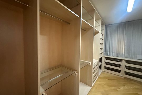 Closet da suíte 2 de apartamento para alugar com 3 quartos, 285m² em Alphaville, Barueri