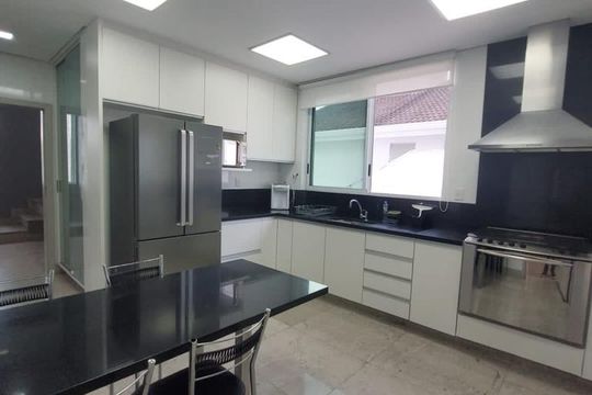 Cozinha de casa de condomínio à venda com 4 quartos, 360m² em Paquetá, Belo Horizonte