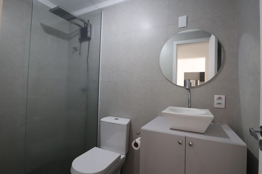 Banheiro de apartamento à venda com 1 quarto, 48m² em Centro, Canoas