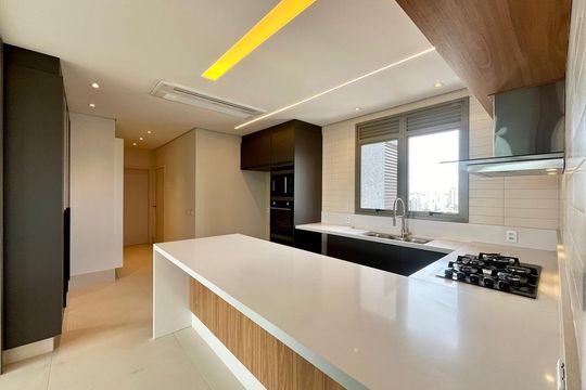 Cozinha de apartamento à venda com 3 quartos, 257m² em Cambuí, Campinas