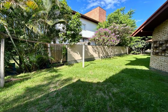 Jardim de casa de condomínio para alugar com 4 quartos, 385m² em Rio Tavares, Florianópolis