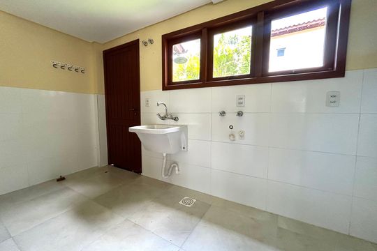 Área de Serviço de casa de condomínio para alugar com 4 quartos, 385m² em Rio Tavares, Florianópolis