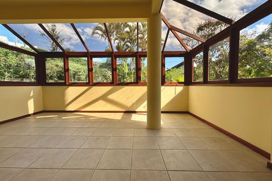Sala de casa de condomínio para alugar com 4 quartos, 385m² em Rio Tavares, Florianópolis
