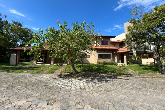 Fachada de casa de condomínio para alugar com 4 quartos, 385m² em Rio Tavares, Florianópolis