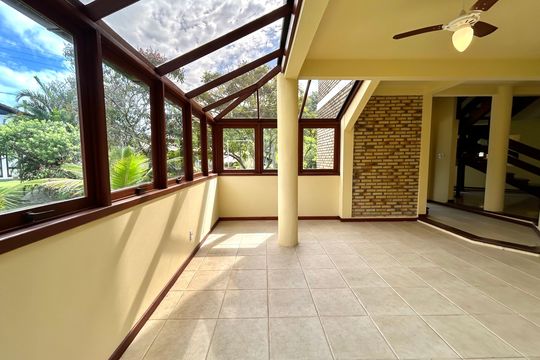 Sala de casa de condomínio para alugar com 4 quartos, 385m² em Rio Tavares, Florianópolis