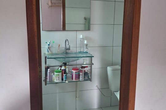 Banheiro de casa à venda com 3 quartos, 115m² em Cordovil, Rio de Janeiro