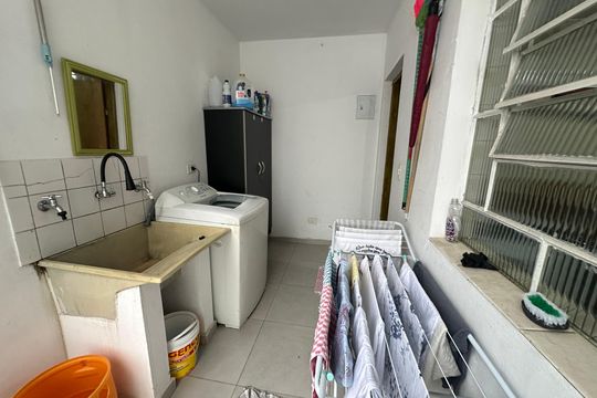 Área de Serviço de casa para alugar com 3 quartos, 350m² em Jardim Timbauhy, Barueri