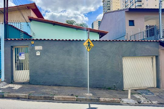 Placa instalada na fachada do imóvel de casa à venda com 3 quartos, 180m² em Vila Rosalia, Guarulhos