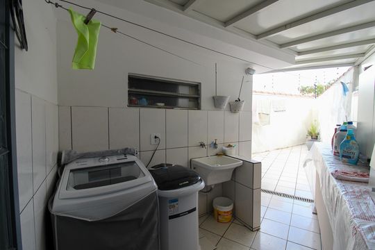 Lavanderia de casa para alugar com 3 quartos, 205m² em Jardim Jussara, São Paulo