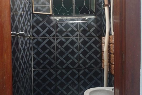 Banheiro de kitnet/studio para alugar com 1 quarto, 22m² em Paciência, Rio de Janeiro
