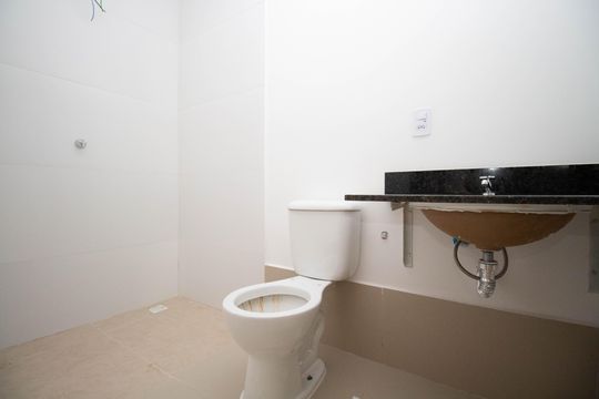 Banheiro da Suíte de apartamento para alugar com 2 quartos, 60m² em Qi 416, Brasília