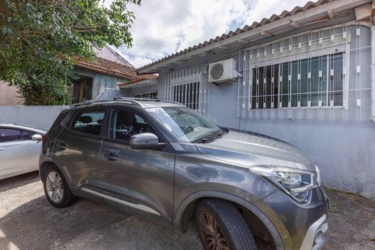 Garagem  de casa à venda com 4 quartos, 170m² em Bom Jesus, Porto Alegre