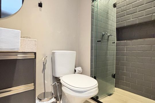 Banheiro de kitnet/studio à venda com 1 quarto, 31m² em Indianópolis, São Paulo