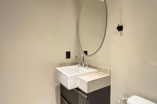 Banheiro de kitnet/studio à venda com 1 quarto, 31m² em Indianópolis, São Paulo