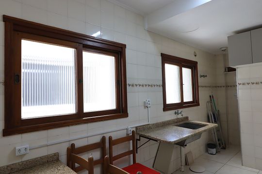 Apartamento à venda com 2 quartos, 90m² em Passo da Areia, Porto Alegre