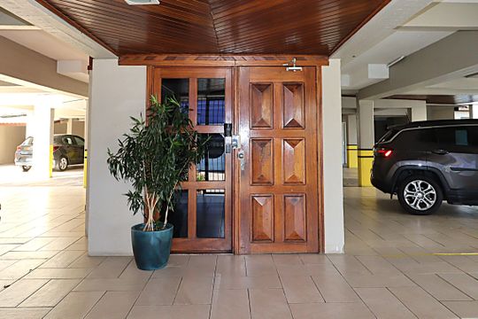 Entrada do prédio de apartamento à venda com 2 quartos, 90m² em Passo da Areia, Porto Alegre