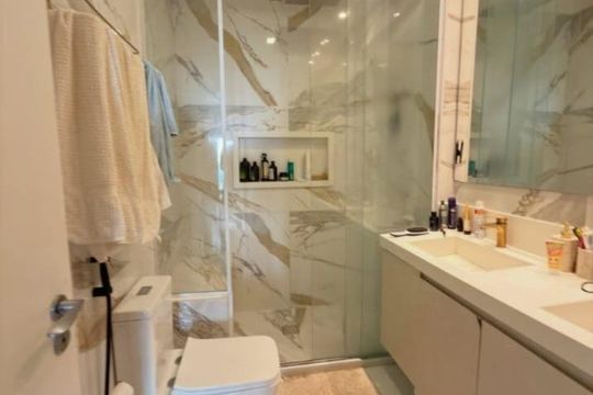 Banheiro 1 de apartamento para alugar com 2 quartos, 91m² em Caminho das Árvores, Salvador