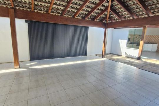 Garagem de casa para alugar com 4 quartos, 200m² em Alto Umuarama, Uberlândia