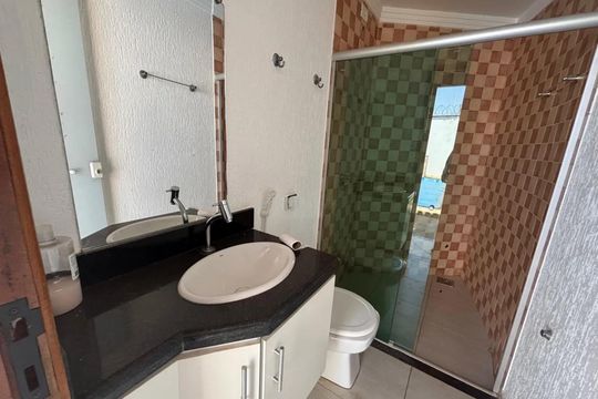 Banheiro de casa para alugar com 4 quartos, 200m² em Alto Umuarama, Uberlândia