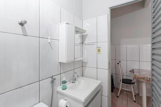 Banheiro social  de casa para alugar com 2 quartos, 85m² em Glória, Belo Horizonte