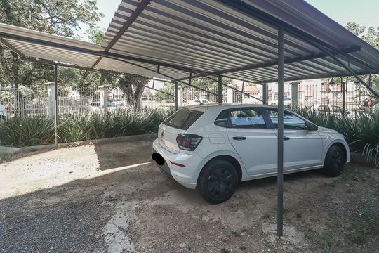 Garagem de apartamento para alugar com 1 quarto, 39m² em Humaitá, Porto Alegre