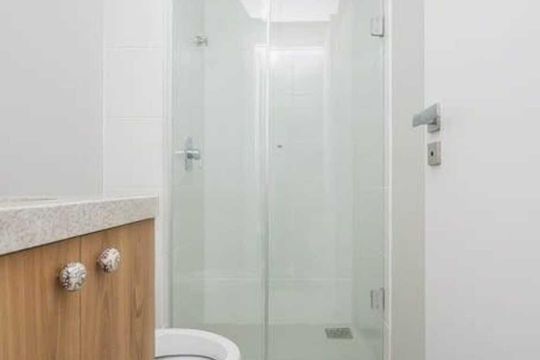 Banheiro de apartamento para alugar com 1 quarto, 47m² em Menino Deus, Porto Alegre