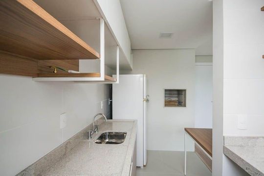 Cozinha de apartamento para alugar com 1 quarto, 47m² em Menino Deus, Porto Alegre
