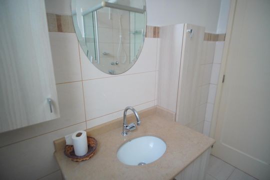 Banheiro Corredor de apartamento à venda com 3 quartos, 78m² em São Geraldo, Porto Alegre