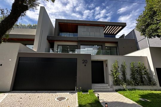 Fachada de casa de condomínio à venda com 4 quartos, 493m² em Barra da Tijuca, Rio de Janeiro