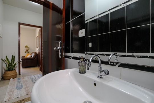 Lavabo de casa para alugar com 4 quartos, 220m² em Vila Vitoria, Mogi das Cruzes