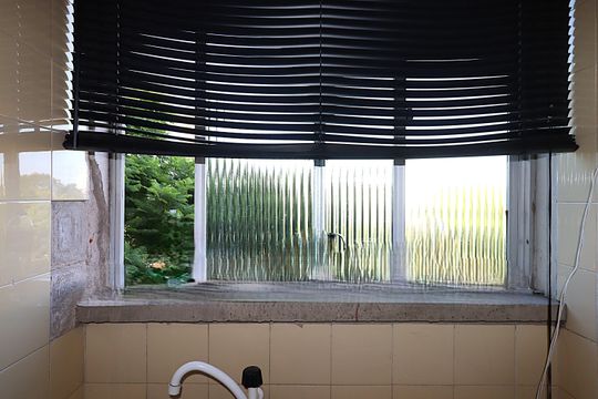 Área de Serviço - Janela de kitnet/studio para alugar com 1 quarto, 52m² em São Sebastião, Porto Alegre