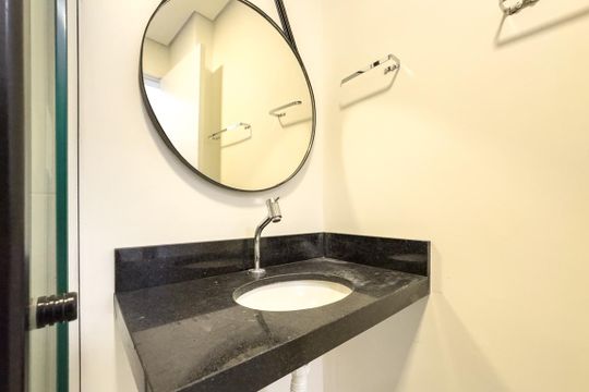 Banheiro de kitnet/studio para alugar com 1 quarto, 22m² em Pinheiros, São Paulo