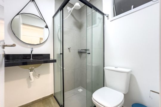 Banheiro de kitnet/studio para alugar com 1 quarto, 22m² em Pinheiros, São Paulo