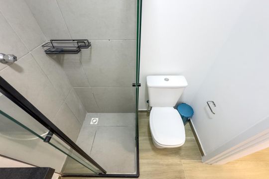 Banheiro de kitnet/studio para alugar com 1 quarto, 22m² em Pinheiros, São Paulo